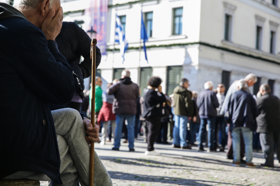 Η ακρίβεια εξανεμίζει τις αυξήσεις στις συντάξεις – Μπαλώματα οι πρόσκαιρες παρεμβάσεις