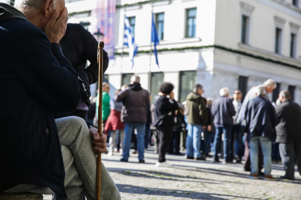 Η ακρίβεια εξανεμίζει τις αυξήσεις στις συντάξεις – Μπαλώματα οι πρόσκαιρες παρεμβάσεις