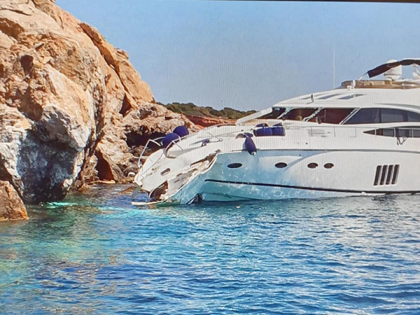 Σίφνος: Συγκλονιστικές φωτογραφίες από την χθεσινή ημιβύθιση θαλαμηγού