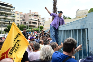 Απεργία ταξί: Χημικά και ξύλο στη συγκέντρωση έξω από το υπουργείο Μεταφορών
