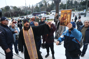 Εικόνες της Παναγίας και ρασοφόροι στην Εθνική Πινακοθήκη