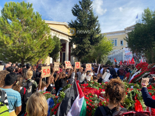 Χιλιάδες πολίτες στο Πολυτεχνείο: Φόρος τιμής για τα 50 χρόνια από την εξέγερση των φοιτητών