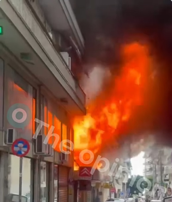 Θεσσαλονίκη: Μεγάλη φωτιά σε συνεργείο αυτοκινήτων