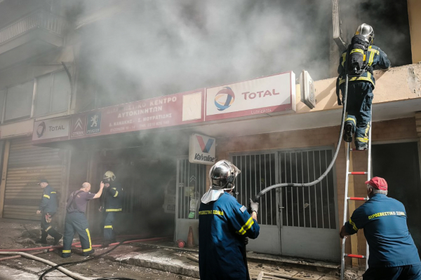 Θεσσαλονίκη: Μεγάλη φωτιά σε συνεργείο αυτοκινήτων