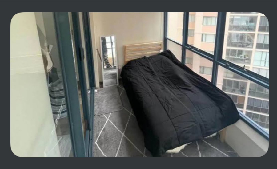 Εξωφρενική αγγελία - Μπαλκόνι με κρεβάτι νοικιάζεται με 1.000 και γίνεται viral