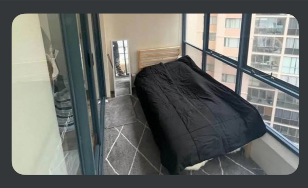 Εξωφρενική αγγελία - Μπαλκόνι με κρεβάτι νοικιάζεται με 1.000 και γίνεται viral