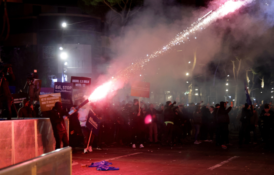 «Ράμα, σταμάτα»: Ταραχώδης νύχτα στην Αλβανία με συγκρούσεις αστυνομικών με διαδηλωτές