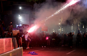 «Ράμα, σταμάτα»: Ταραχώδης νύχτα στην Αλβανία με συγκρούσεις αστυνομικών με διαδηλωτές