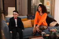 «Το Σόι σου»: Οι Τριαντάφυλλοι βραβεύονται και η Φωτούλα εμφανίζεται από το πουθενά για να… τραγουδήσει!