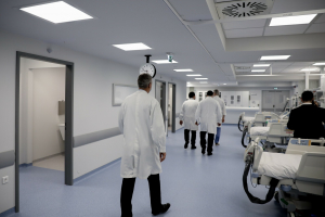 Κατατέθηκε η τροπολογία που «προστατεύει» τους γιατρούς από αρνητές