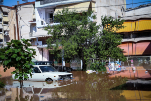 Νέο 112 στη Λάρισα, έχει υπερχειλίσει ο Πηνειός