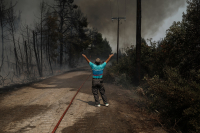 Φωτιές: Συνεχίζεται η μάχη σε Εύβοια, Ηλεία-Αρκαδία και Λακωνία - Φωτιές από κεραυνούς σε Μάνδρα και Χαλκιδική