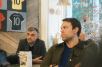 Ο Κασσελάκης στο καφέ «Σχεδία», παρέδωσε τρόφιμα και είδη καθαριότητας