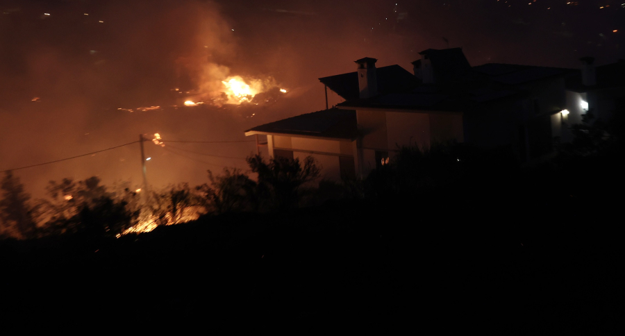 Εφιαλτική νύχτα: Κάηκαν σπίτια σε Παλαιά Πεντέλη και Ανθούσα, έφτασε στο Γέρακα η φωτιά, έκλεισε τμήμα της Αττικής Οδού (βίντεο)