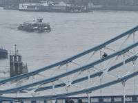 Άνδρας σκαρφάλωσε στη διάσημη Τower Bridge του Λονδίνου (εικόνες, βίντεο)