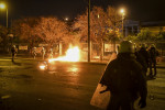 Επεισόδια με μολότοφ στο Πολυτεχνείο - Τραυματίστηκε ένας αστυνομικός