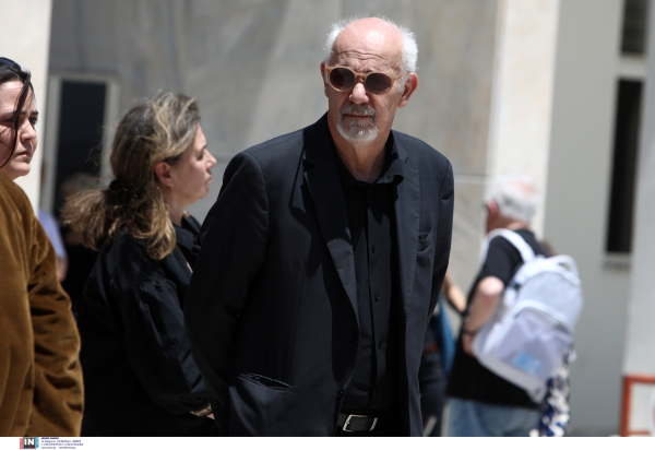 Άδειο σχεδόν το μισό θέατρο στην πρεμιέρα του Γιώργου Κιμούλη στην Καλαμάτα