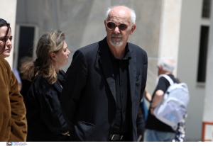 Άδειο σχεδόν το μισό θέατρο στην πρεμιέρα του Γιώργου Κιμούλη στην Καλαμάτα