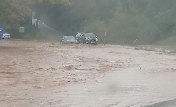 Η κακοκαιρία σαρώνει τη χώρα: Πλημμύρες, μηνύματα από το 112 και κλειστά σχολεία -Live blog