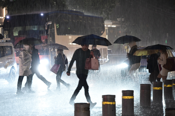 Η κακοκαιρία Byron «χτυπά» την Αττική - Τεράστια προβλήματα στη Λακωνία