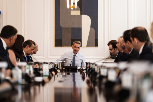 Ο Μητσοτάκης επιμένει: Δεν αλλάζω εκλογικό νόμο, άνοιξη του 2027 οι εκλογές - Θα αντέξει;