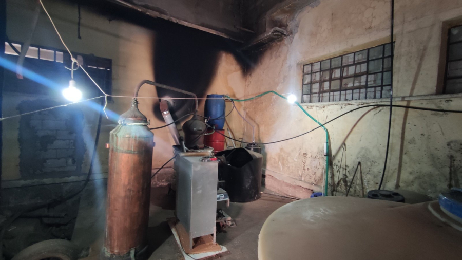 Κρήτη: Εντοπίστηκε παράνομο αποστακτήριο-συσκευαστήριο αλκοολούχων ποτών, κατασχέθηκαν πάνω από 4 τόνοι ποτού