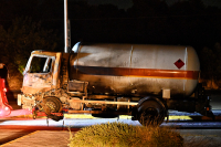 Χαλκίδα: Άνοιξε ο δρόμος και «βυθίστηκε» βυτιοφόρο