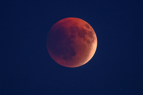 Γιατί έχει κόκκινο χρώμα το «ματωμένο φεγγάρι» - Η εξήγηση