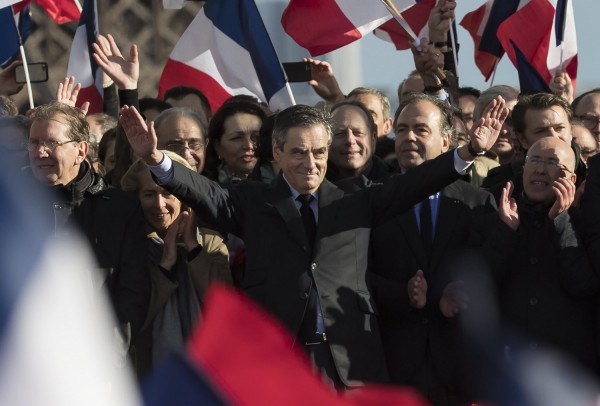 Διαδηλωτής «αλεύρωσε» τον Φιγιόν σε προεκλογική συγκέντρωση στο Στρασβούργο