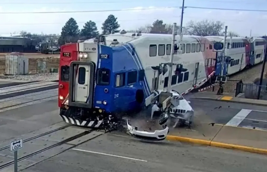 Η στιγμή που τρένο πέφτει πάνω σε ΙΧ, που είναι στις ράγες - «Oh, come on!» (Βίντεο)