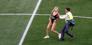 Τελικός Champions League: Ημίγυμνη γυναίκα έκανε...ντου στο γήπεδο την ώρα του αγώνα! (video)