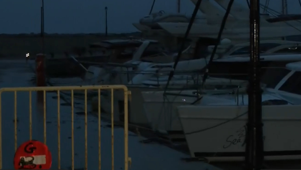 Κακοκαίρια - Παράλιο Άστρος: Λιμενικός ανασύρθηκε από τη θάλασσα χωρίς τις αισθήσεις του