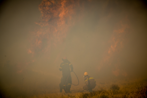 Τρίπολη: Πυροσβεστικές δυνάμεις αντιμετωπίζουν φωτιές που πέρασαν από Μεσσηνία και Ηλεία