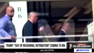 Εργάτης της Ford κατηγόρησε τον Τραμπ ότι προστατεύει παιδόφιλους, απάντησε με το «μεσαίο δάχτυλο» (βίντεο)