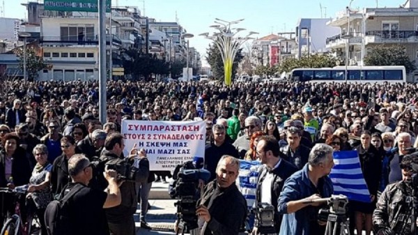Τουρκικά ΜΜΕ: "Χιλιάδες Έλληνες διαδήλωσαν για τους δύο Έλληνες στρατιώτες"