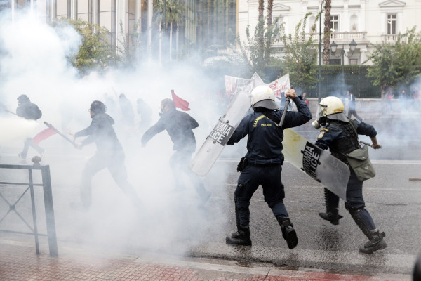 Ένταση στη φοιτητική πορεία στο κέντρο της Αθήνας (vid)