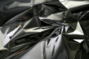 Τοποθετώντας αλουμινόχαρτο στα συρτάρια της κουζίνας: Γιατί λειτουργεί και γιατί το κάνουν όλο και περισσότεροι