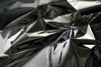 Τοποθετώντας αλουμινόχαρτο στα συρτάρια της κουζίνας: Γιατί λειτουργεί και γιατί το κάνουν όλο και περισσότεροι