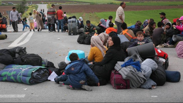 Την Εγνατία Οδό στο ύψος του κόμβου Ιωνίας απέκλεισαν για μισή ώρα μετανάστες