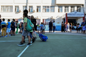 Άνοιγμα σχολείων: Με αγιασμό η πρεμιέρα στις τάξεις - Τα νέα μαθήματα και οι αλλαγές που τίθενται σε ισχύ
