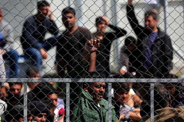 Οριακή η κατάσταση στην Ειδομένη - Πρόσφυγες εγκαταλείπουν τον Πειραιά