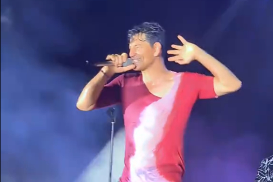 Σάκης Ρουβάς: Σκίστηκε το παντελόνι του στη σκηνή (Βίντεο)