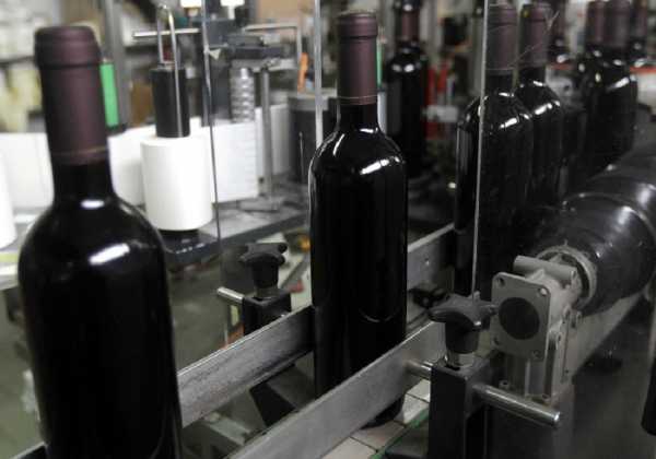 Η κυβέρνηση μελετά την τροποποίηση ή ακόμη και την κατάργηση του ΕΦΚ στο κρασί