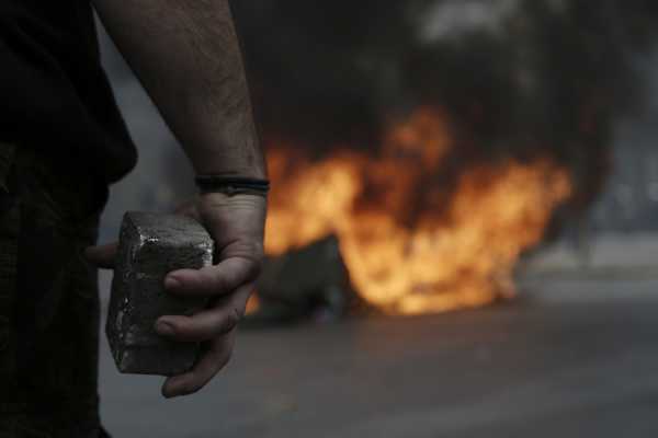 Φθορές σε ΕΛΤΑ και ΑΤΜ προκάλεσε ομάδα διαδηλωτών στα Χανιά