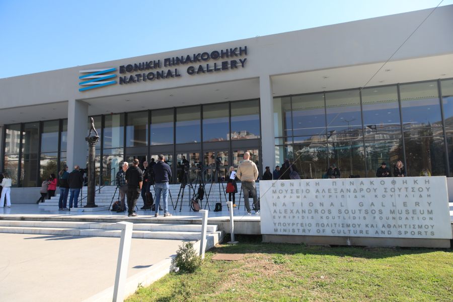 «Δεν είχα διάθεση να χαλάσω τα έργα τέχνης» λέει ο βουλευτής που τα έκανε γυαλιά - καρφιά στην Πινακοθήκη