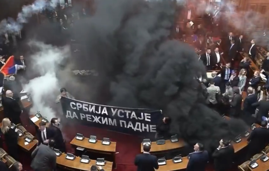 Χάος στη Βουλή της Σερβίας: Καπνογόνα και δακρυγόνα, με εγκεφαλικό μία βουλευτής