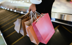Μητέρα είχε $3.500 μετρητά και τα δώρα των 5 παιδιών της – Μετά τη σύλληψή της δεν τα ξαναείδε ποτέ