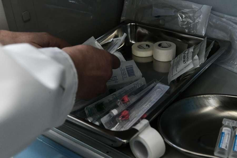 Ποιοι πρέπει να κάνουν τα νέα επικαιροποιημένα εμβόλια και ποιοι δεν τα δικαιούνται (βίντεο)