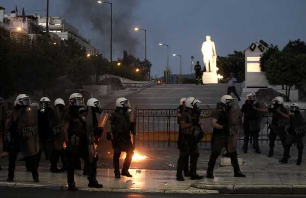 Επεισόδια αυτή την ώρα στο Σύνταγμα