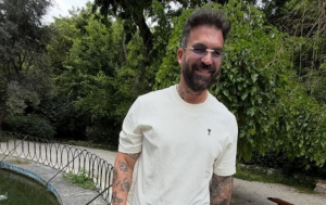 Δημήτρης Αλεξάνδρου: Εξηγεί γιατί δεν αποκαλύπτει τις παραλίες που επισκέπτεται